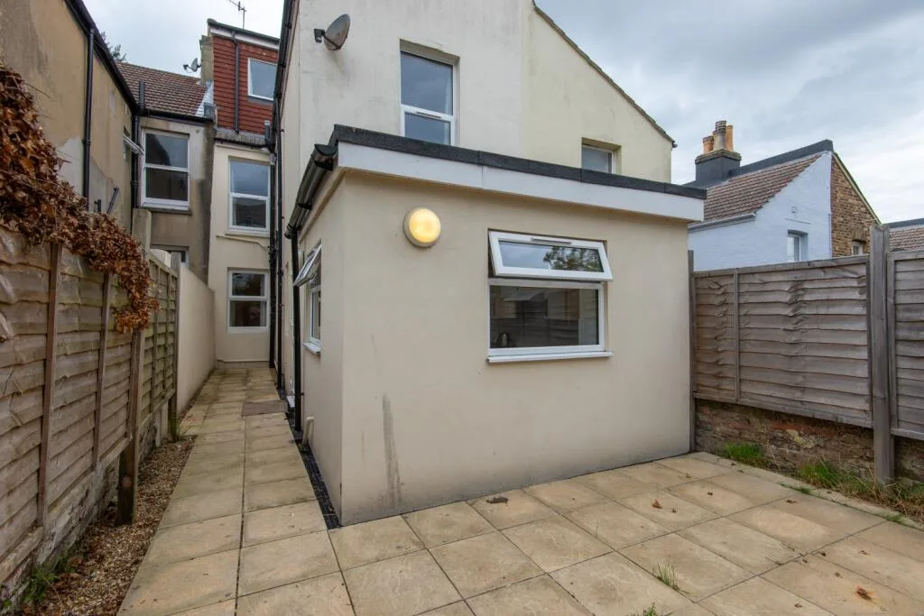 6 bedroom terraced house for rent