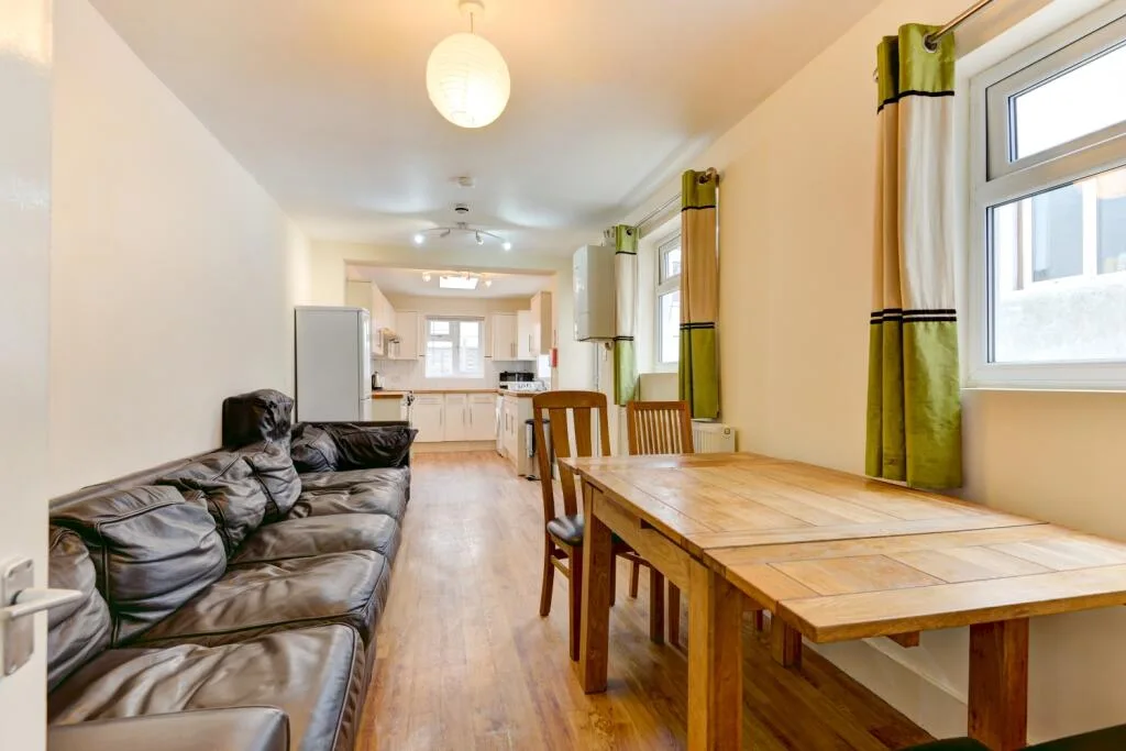 6 bedroom terraced house for rent