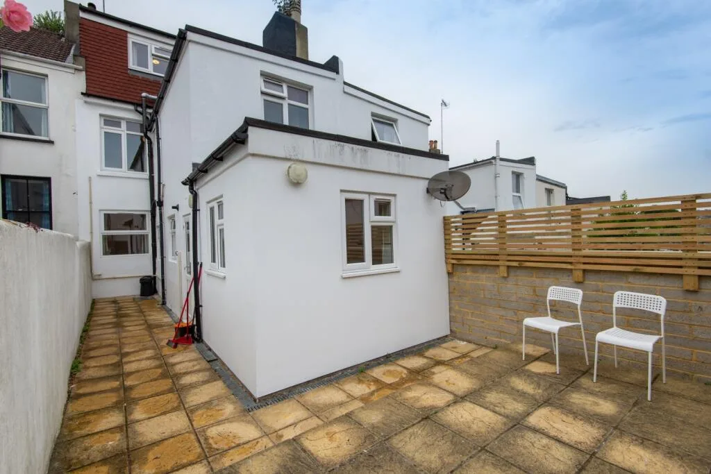 6 bedroom terraced house for rent