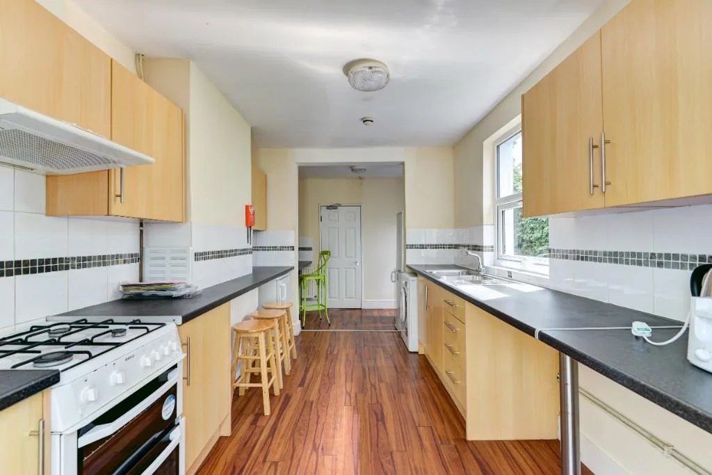 6 bedroom terraced house for rent