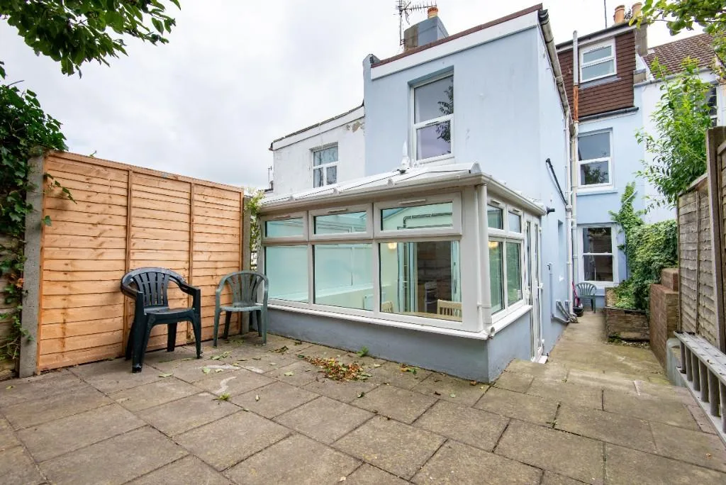 6 bedroom terraced house for rent