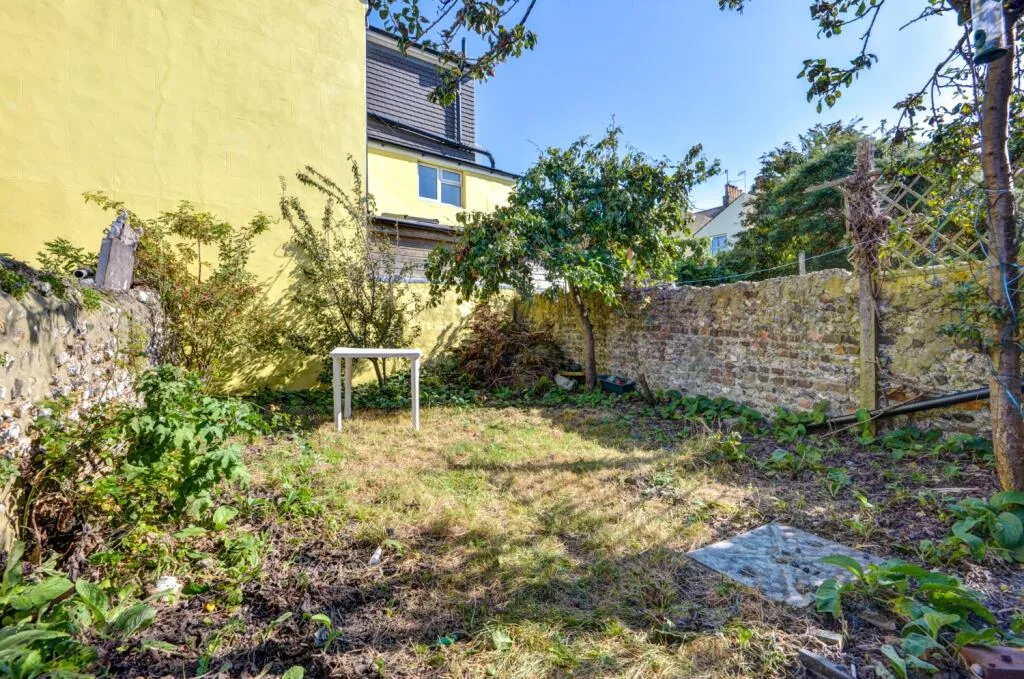 5 bedroom terraced house for rent
