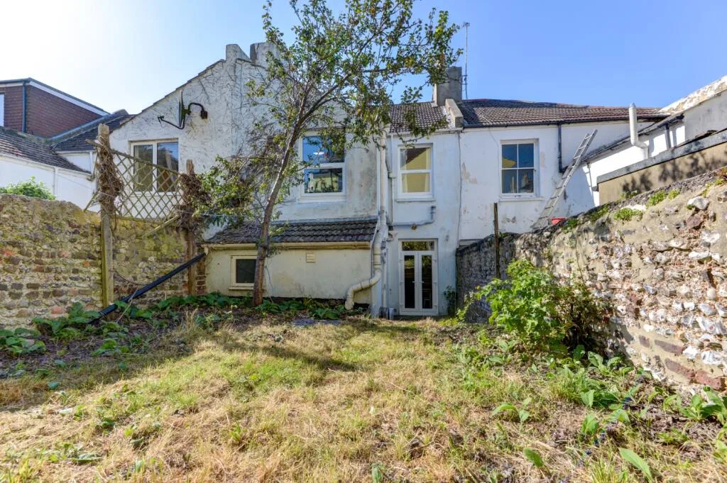 5 bedroom terraced house for rent