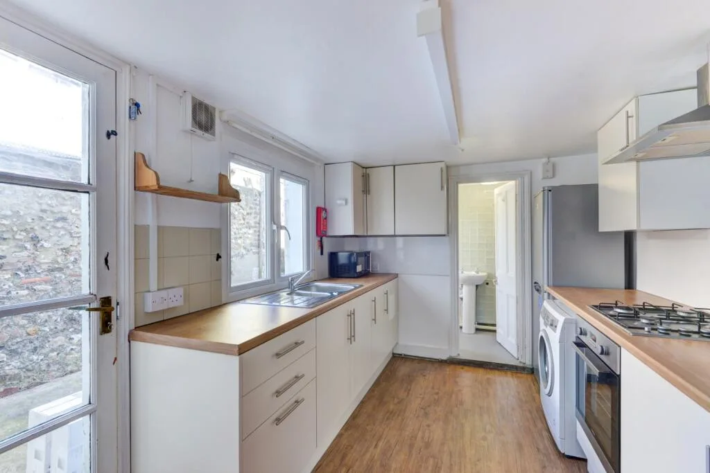 5 bedroom terraced house for rent