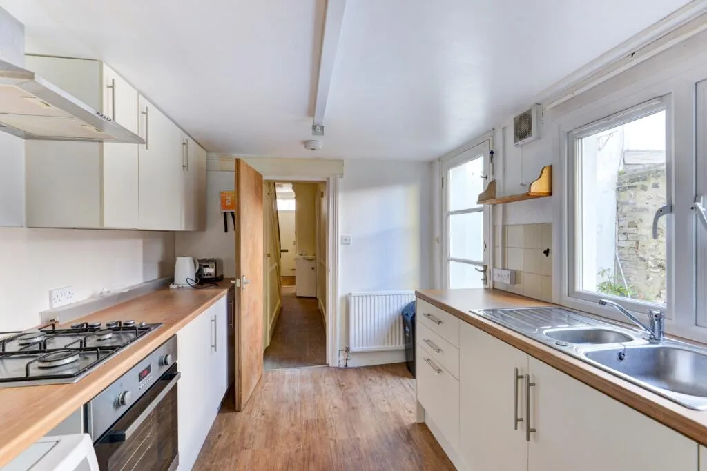 5 bedroom terraced house for rent