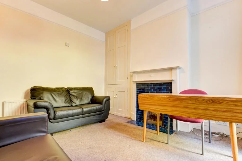 5 bedroom terraced house for rent