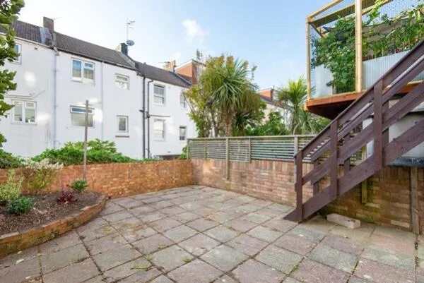 6 bedroom terraced house for rent