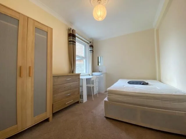 6 bedroom end of terrace house for rent
