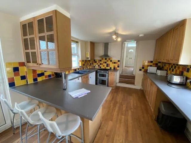 6 bedroom end of terrace house for rent