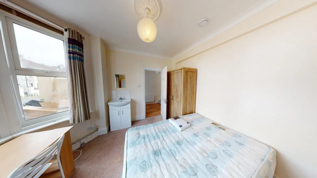 6 bedroom end of terrace house for rent