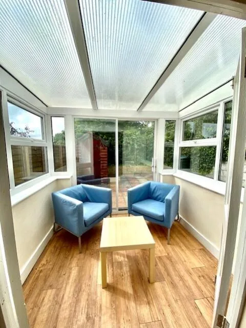 6 bedroom end of terrace house for rent