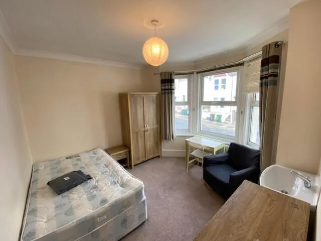 6 bedroom end of terrace house for rent