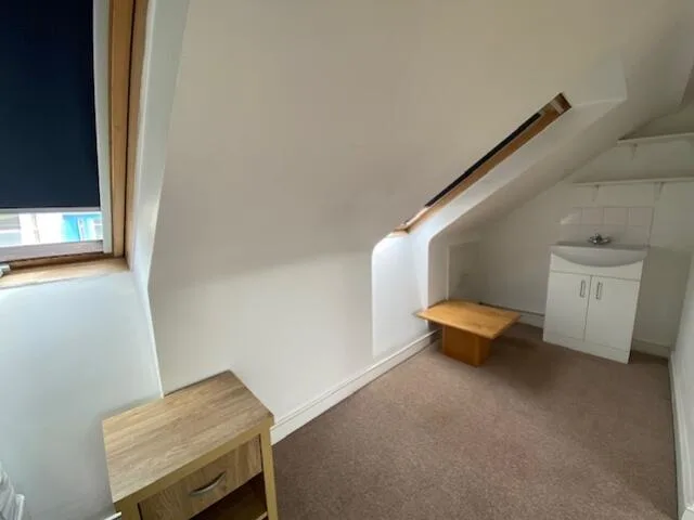 6 bedroom end of terrace house for rent