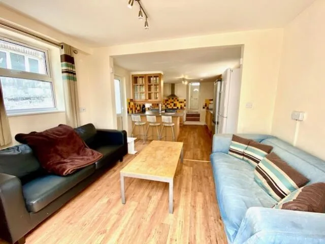 6 bedroom end of terrace house for rent
