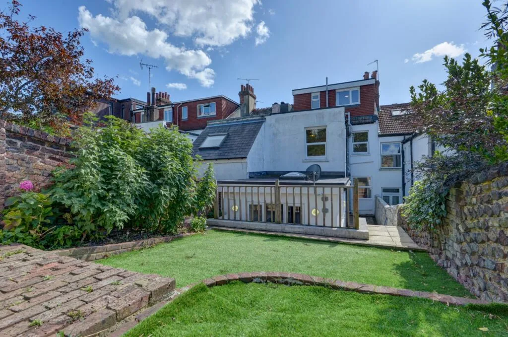 6 bedroom terraced house for rent