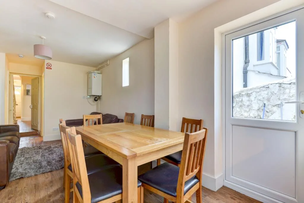 6 bedroom terraced house for rent