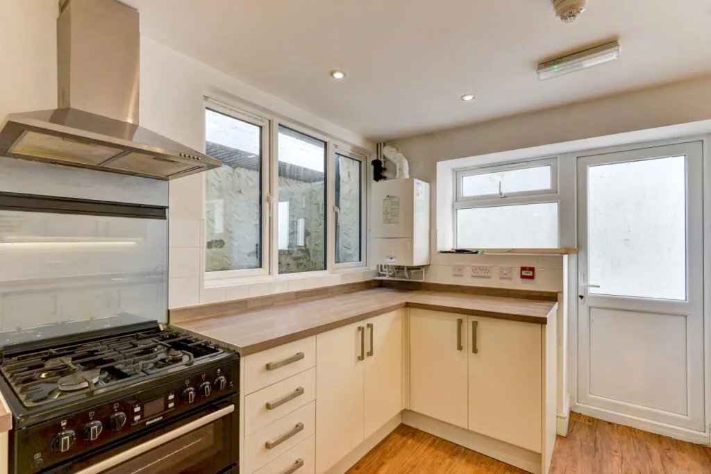 6 bedroom terraced house for rent