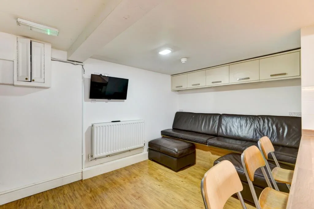 6 bedroom terraced house for rent