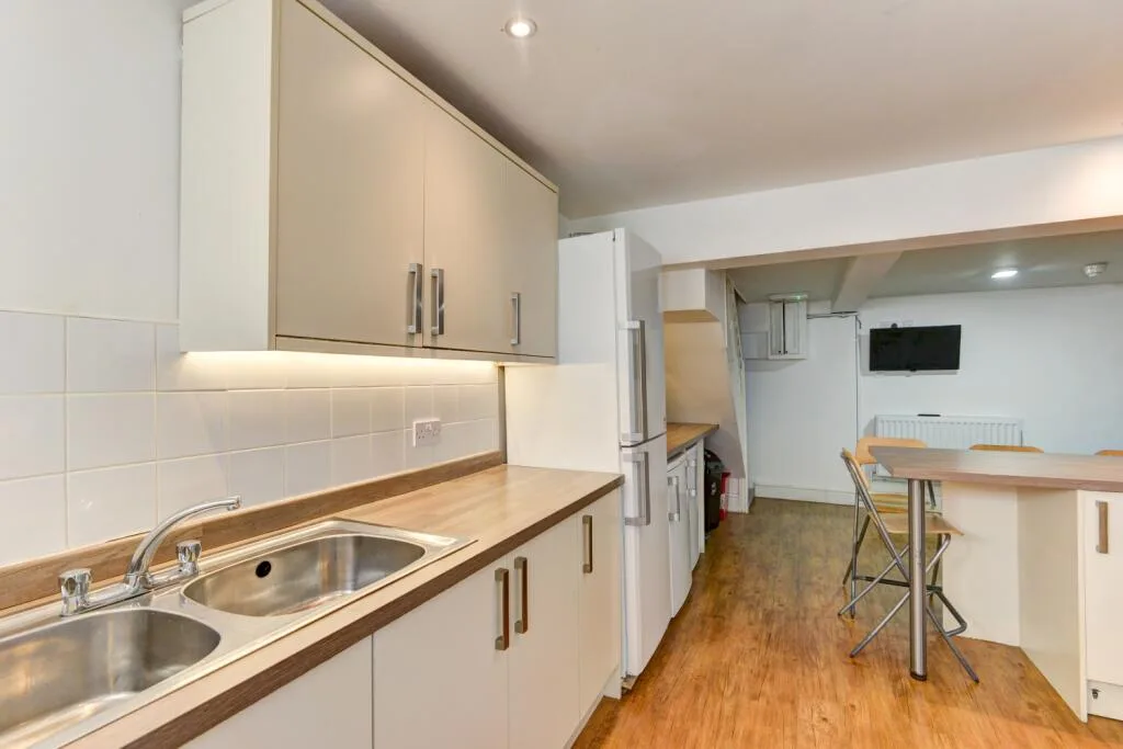 6 bedroom terraced house for rent