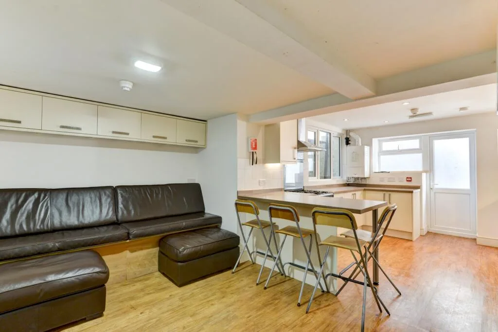 6 bedroom terraced house for rent
