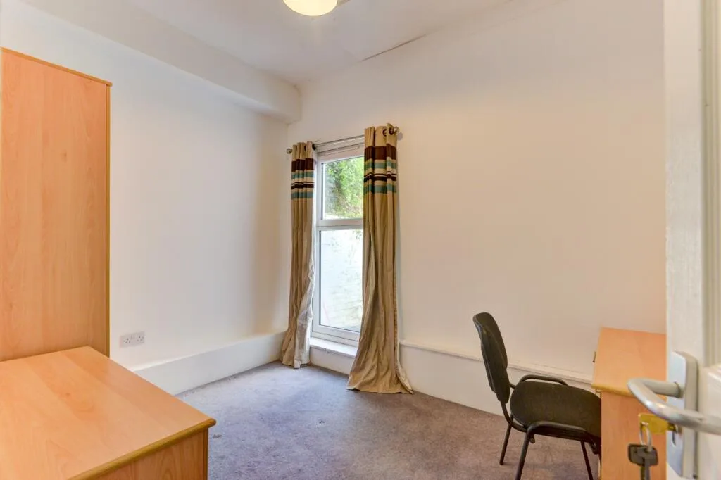 6 bedroom terraced house for rent