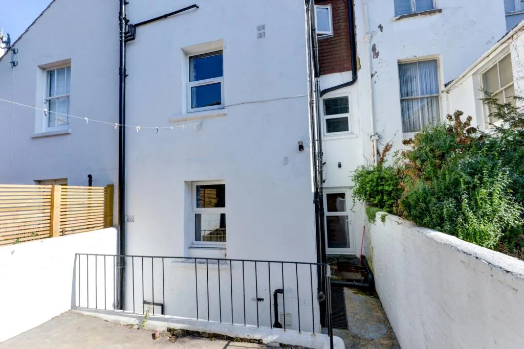 6 bedroom terraced house for rent