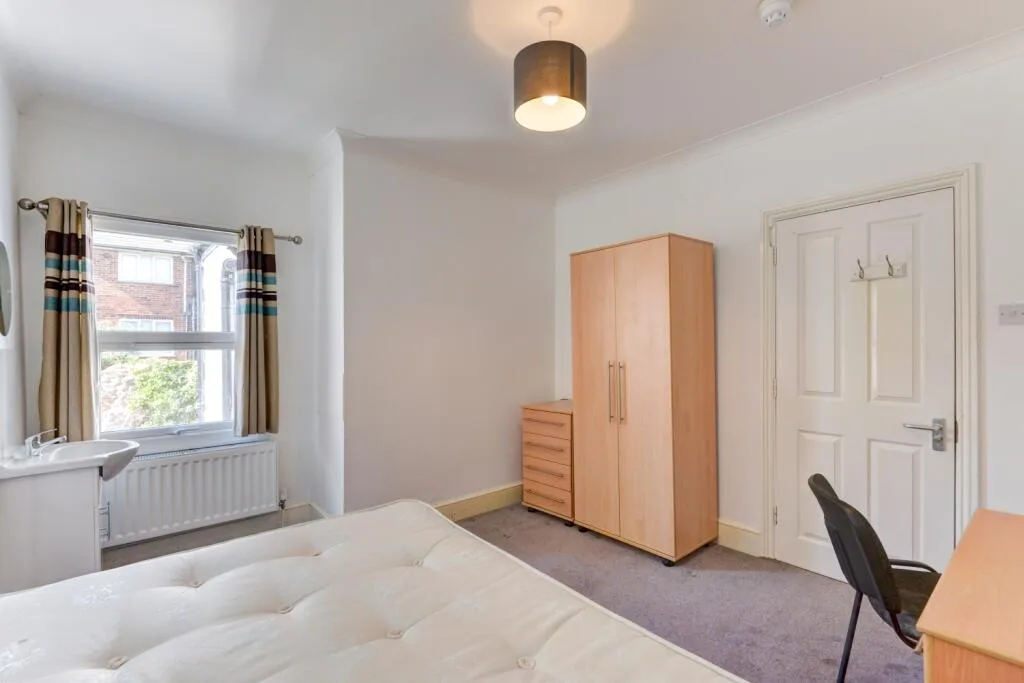 6 bedroom terraced house for rent