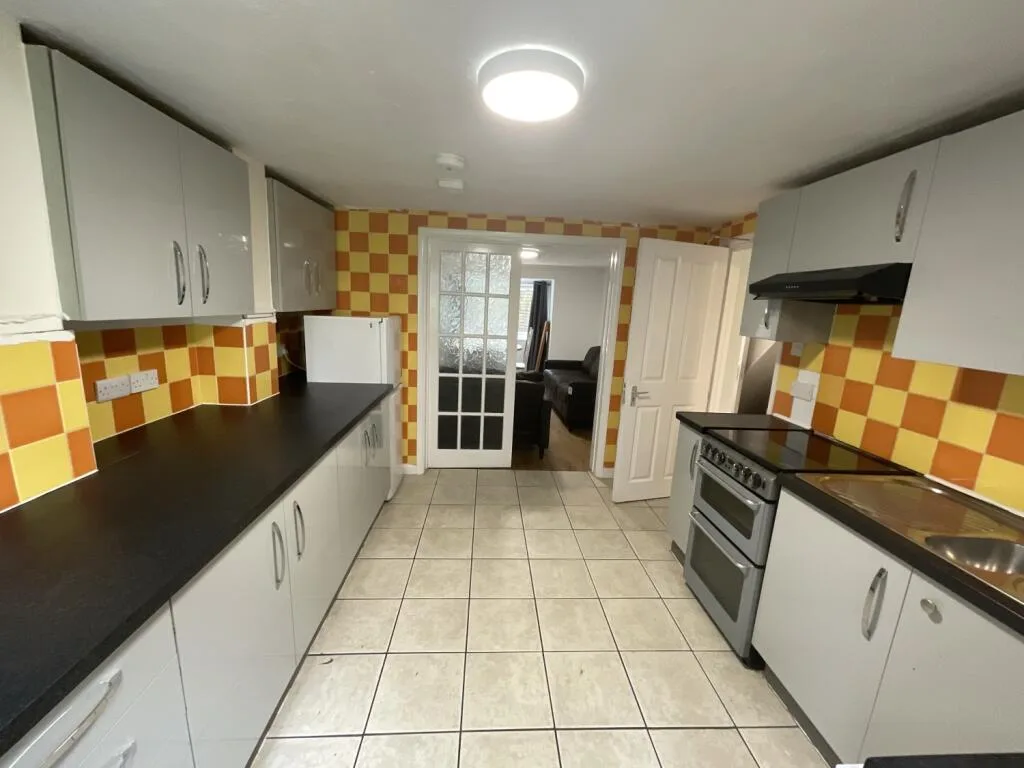 6 bedroom terraced house for rent