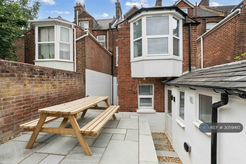 6 bedroom terraced house for rent
