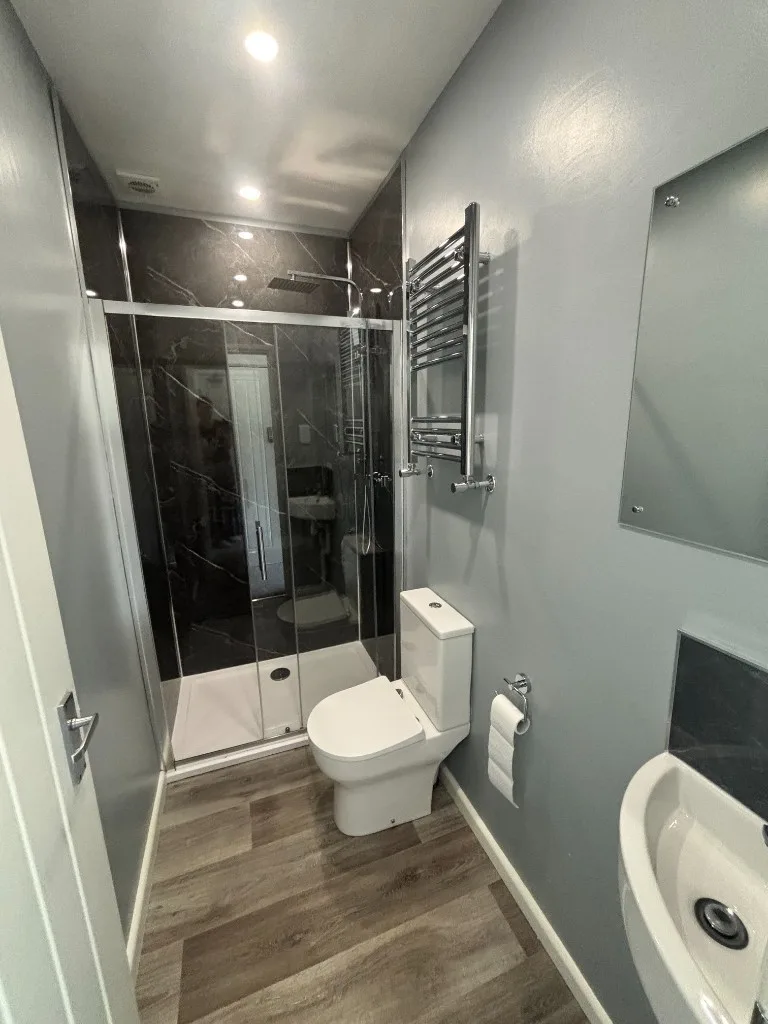6 bedroom end of terrace house for rent