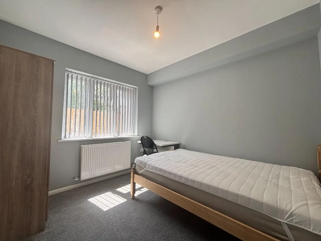 6 bedroom end of terrace house for rent