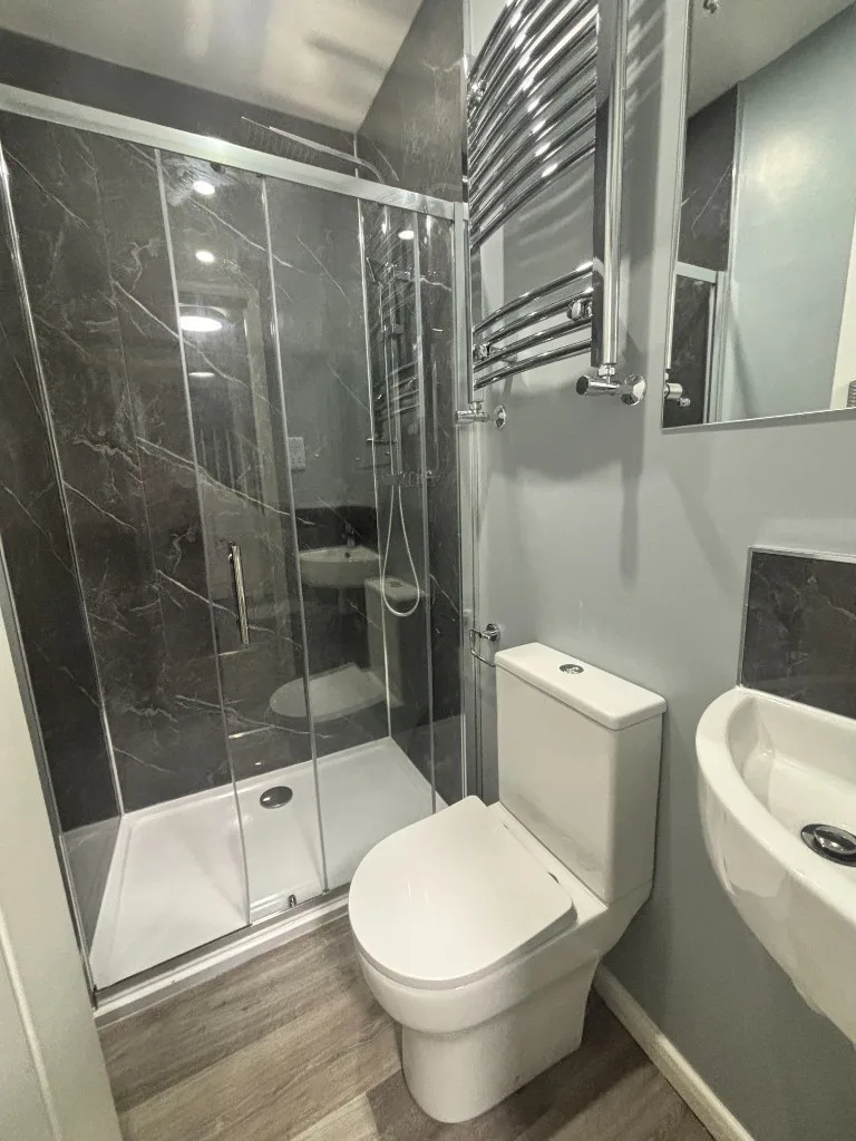 6 bedroom end of terrace house for rent