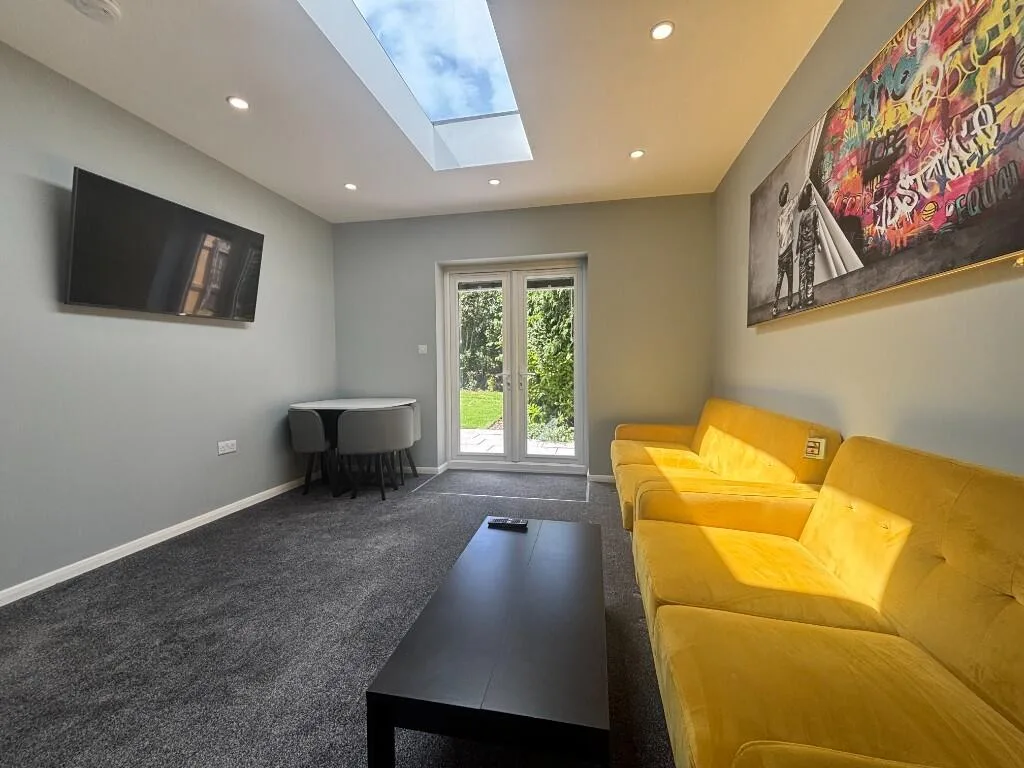 6 bedroom end of terrace house for rent