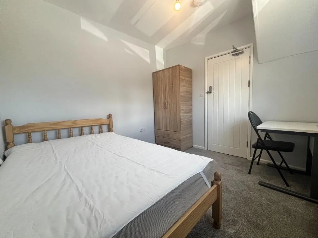 6 bedroom end of terrace house for rent