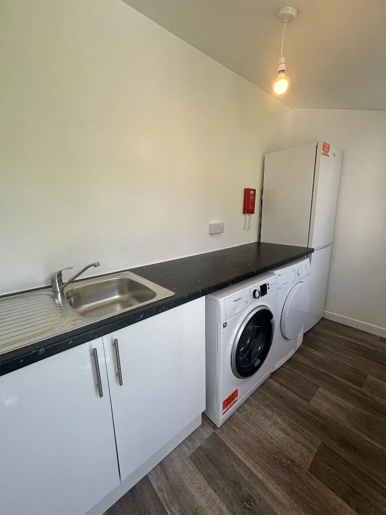 6 bedroom end of terrace house for rent