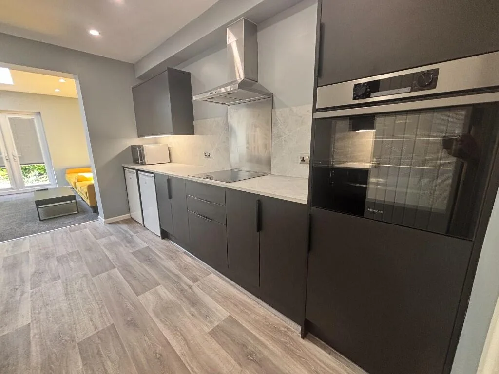 6 bedroom end of terrace house for rent
