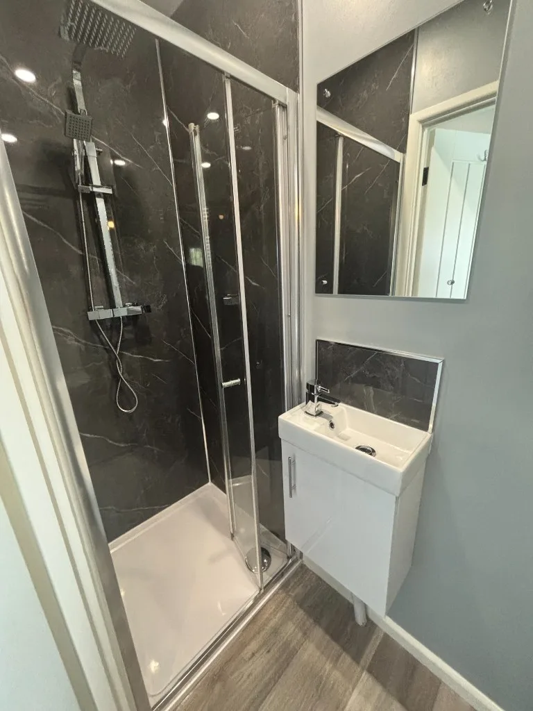6 bedroom end of terrace house for rent