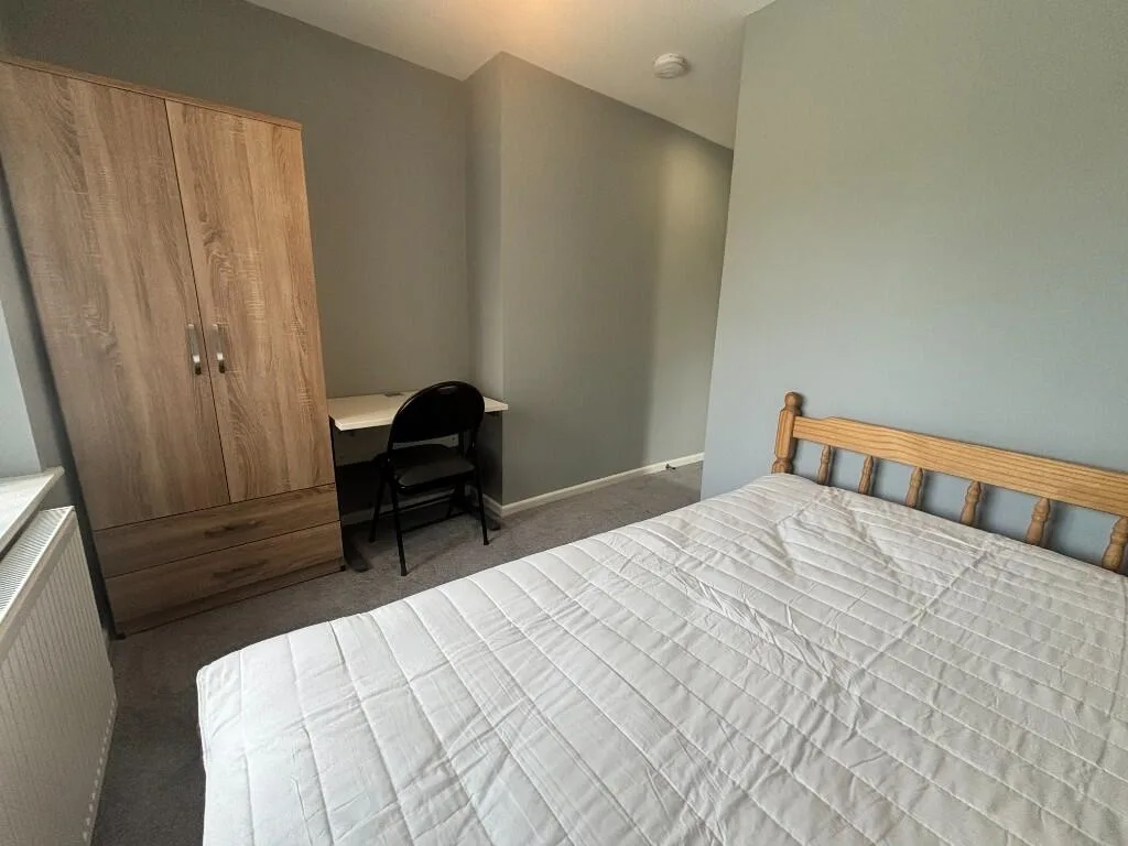 6 bedroom end of terrace house for rent
