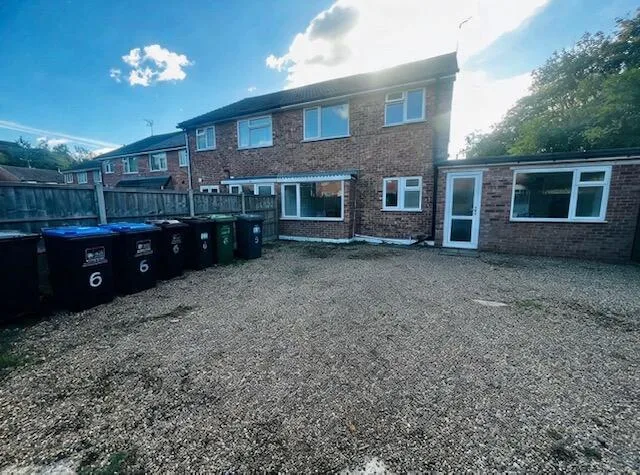 4 bedroom semi-detached house for rent