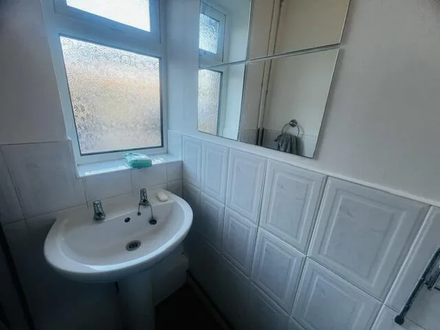 4 bedroom semi-detached house for rent