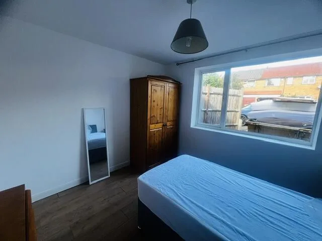 4 bedroom semi-detached house for rent