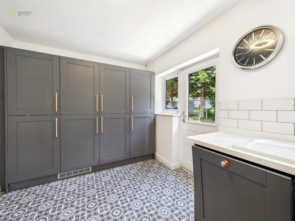 4 bedroom end of terrace house for rent
