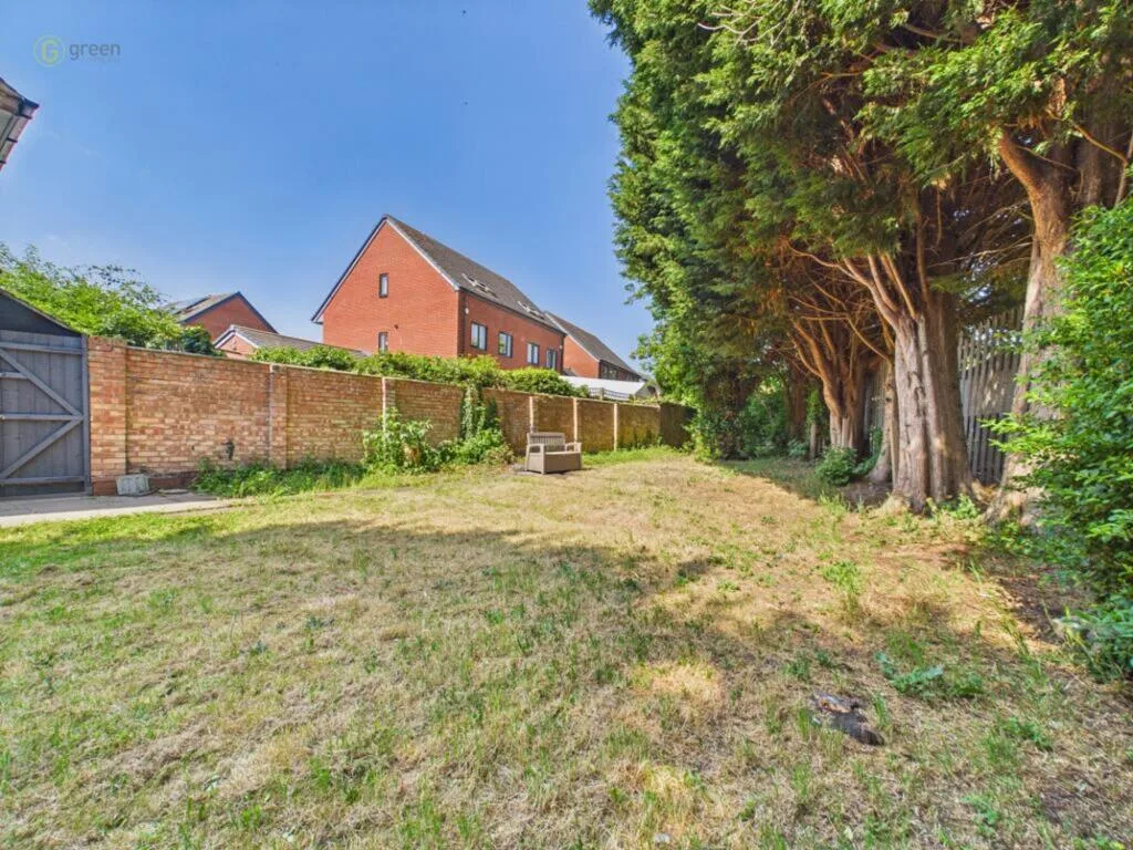 4 bedroom end of terrace house for rent