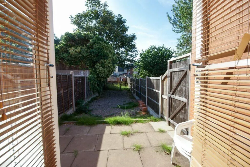 6 bedroom terraced house for rent