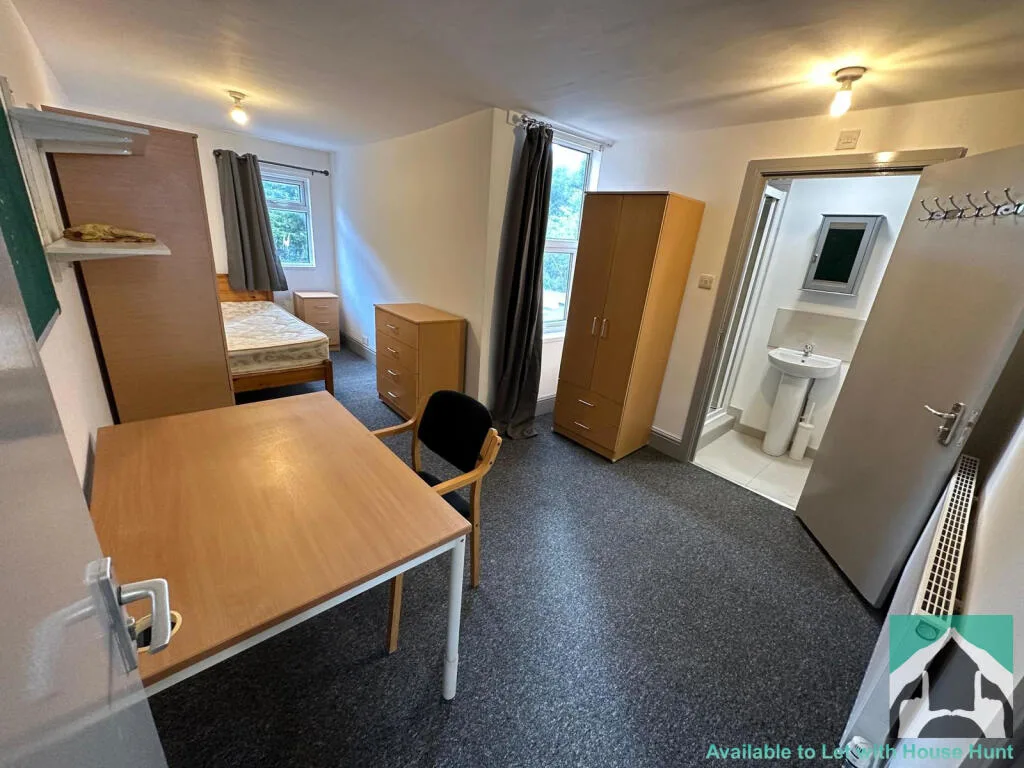 5 bedroom terraced house for rent
