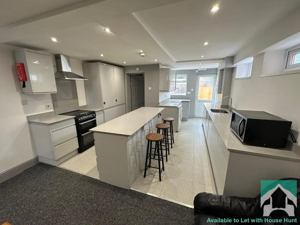 5 bedroom terraced house for rent