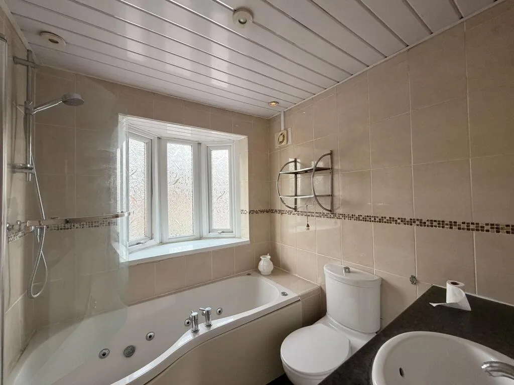 4 bedroom semi-detached house for rent