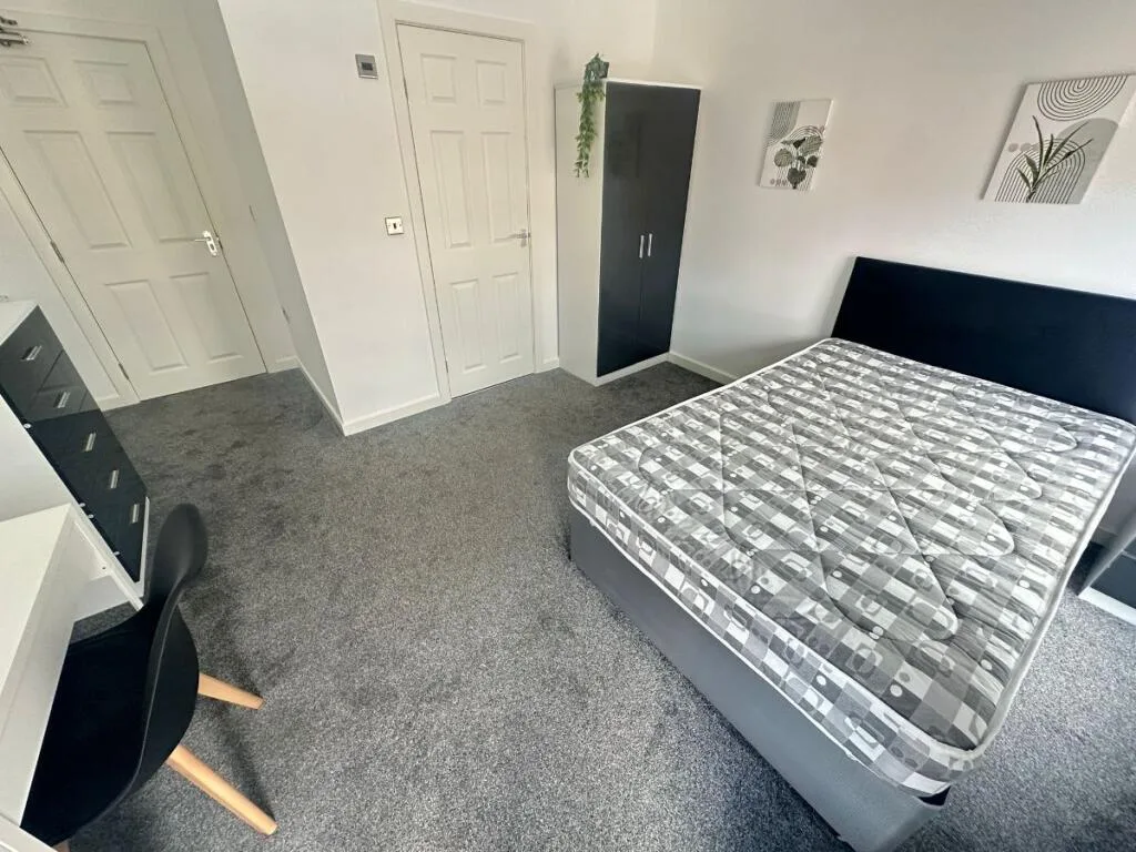 6 bedroom terraced house for rent