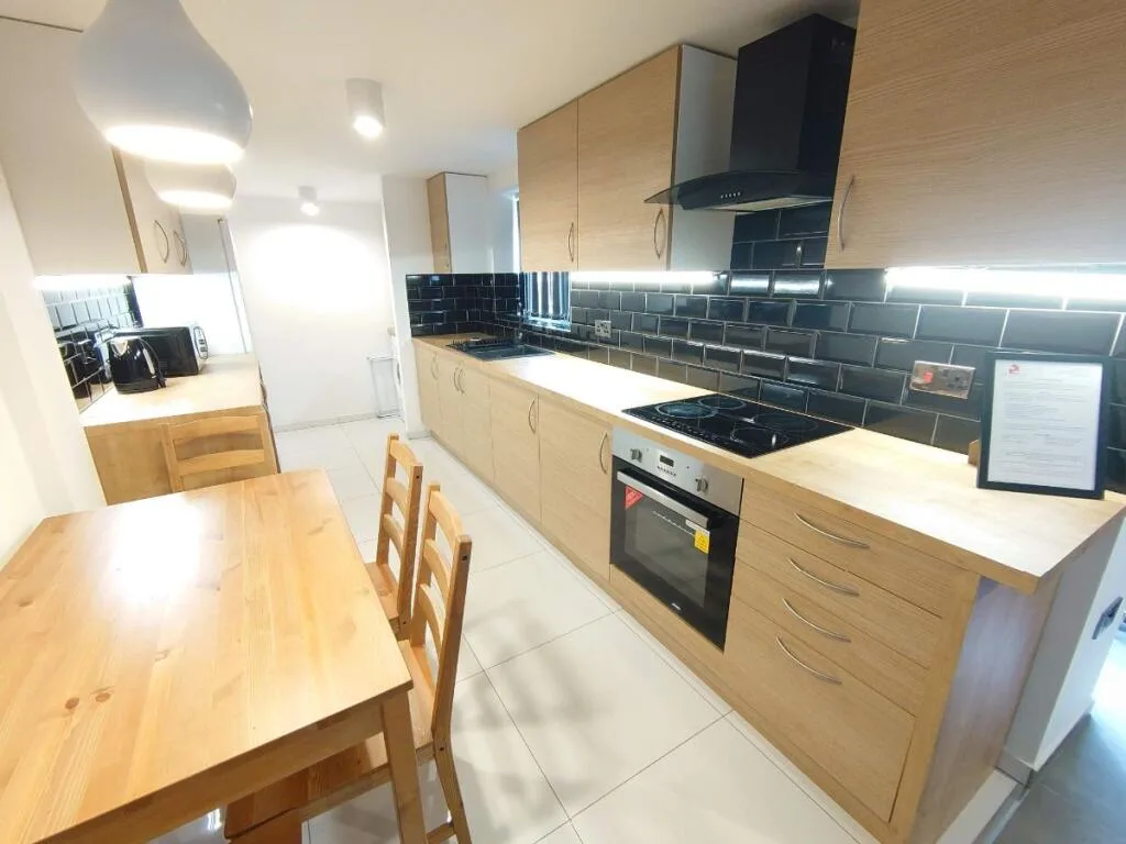 5 bedroom terraced house for rent