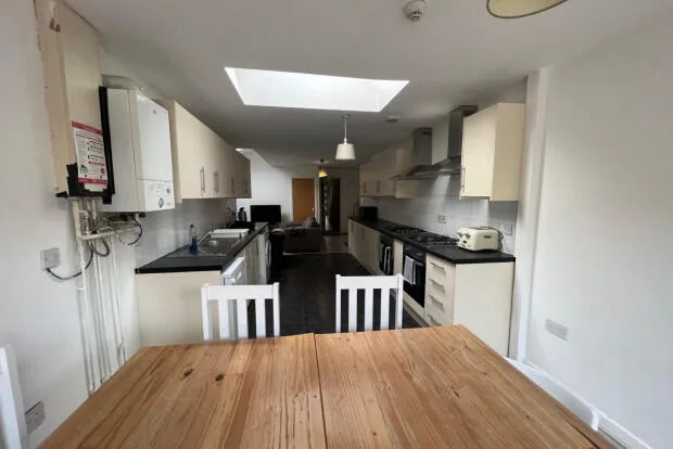 8 bedroom terraced house for rent